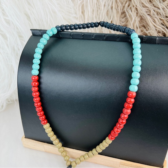 Bohemian Island chic large shell pendant, stretch, beaded colorful necklace - Picture 5 of 13